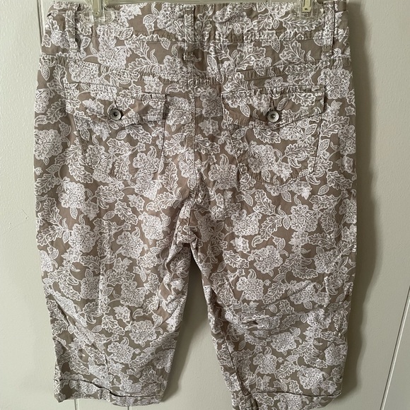 Nine West Pattern Crops - Picture 5 of 6